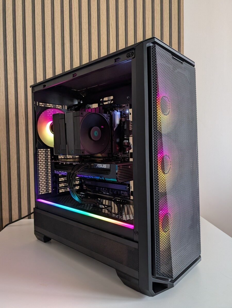 PC gamer sur mesure assemblé dans un boîtier Phanteks G400