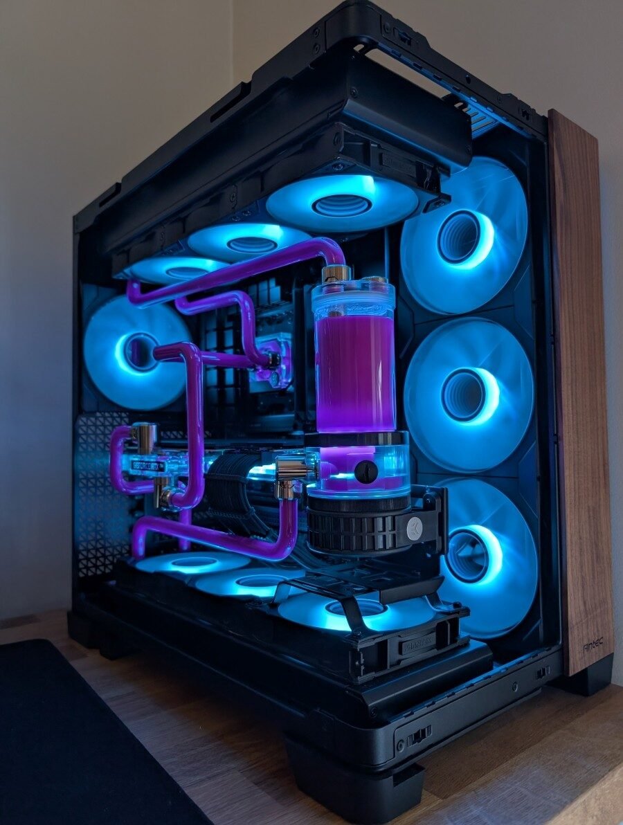 PC gamer sur mesure avec watercooling custom dans un boîtier Antec C8 Curve Wood